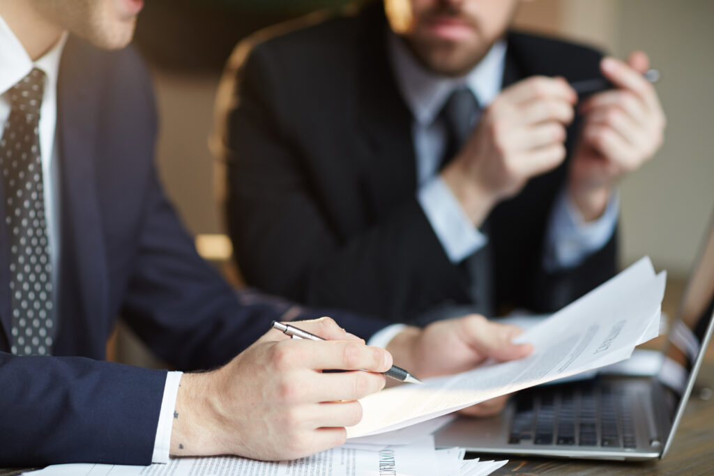 contrato sendo redigido através de um acompanhamento de compliance juridico